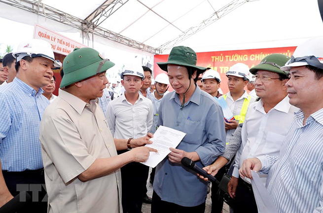 • Thủ tướng Nguyễn Xuân Phúc công bố bổ sung vốn đầu tư xây dựng cao tốc Trung Lương-Mỹ Thuận. (Ảnh: Thống Nhất/TTXVN)