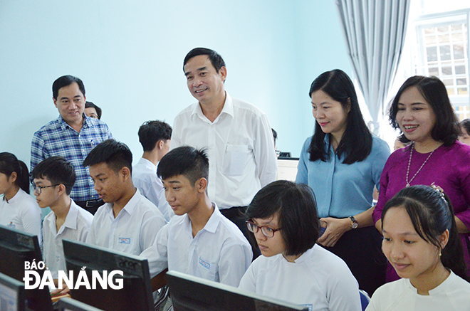 Phó Chủ tịch UBND thành phố Lê Trung Chinh cùng Nhà tài trợ, lãnh đạo các Sở, ngành tham quan Phòng Tin học.