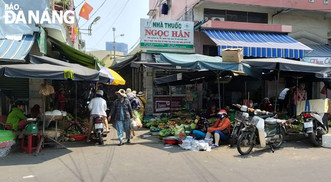 Buôn bán lấn chiếm vỉa hè, lòng đường cạnh chợ Đống Đa (phường Thuận Phước, quận Hải Châu).  Ảnh: ĐẮC MẠNH 