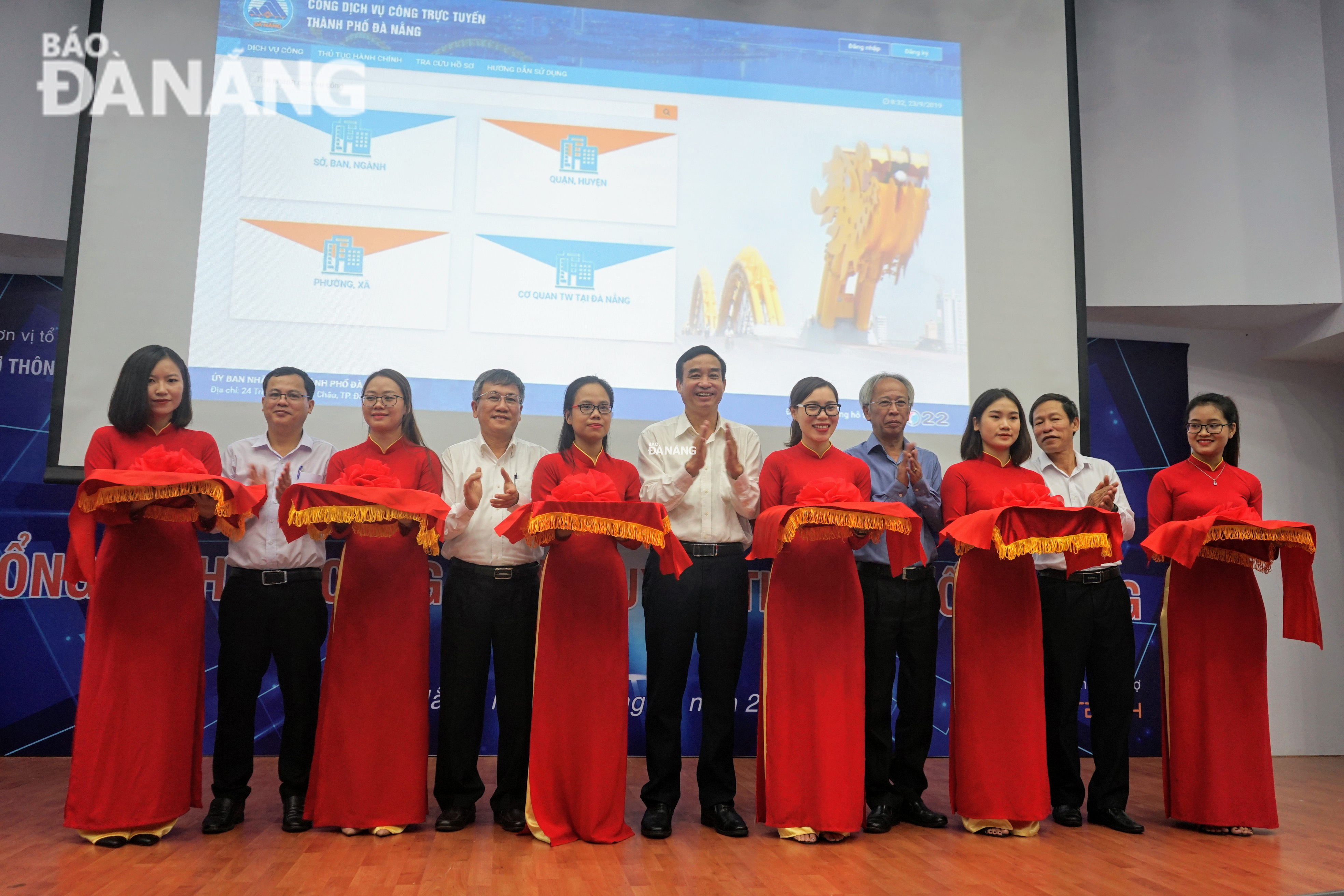 Phó Chủ tịch UBND thành phố Lê Trung Chinh cùng các đại biểu cắt băng khánh thành Cổng Dịch vụ công trực tuyến Đà Nẵng.