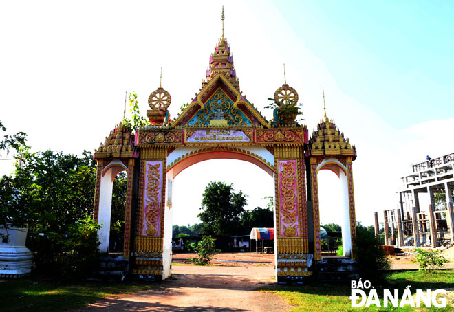  Cổng chùa Watthat.