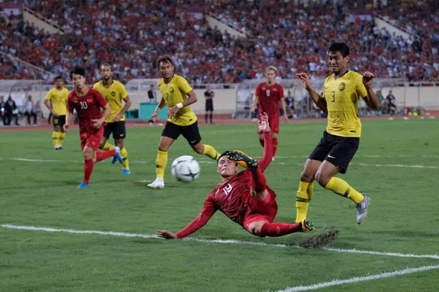 Phản ứng hài hước của cầu thủ Malaysia trong tình huống Quang Hải ghi bàn đã được dân mạng ghi lại được