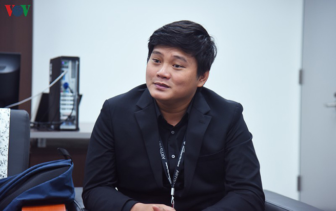 Đạo diễn Trần Thanh Huy trong cuộc phỏng vấn ngắn trước lễ trao giải BIFF.