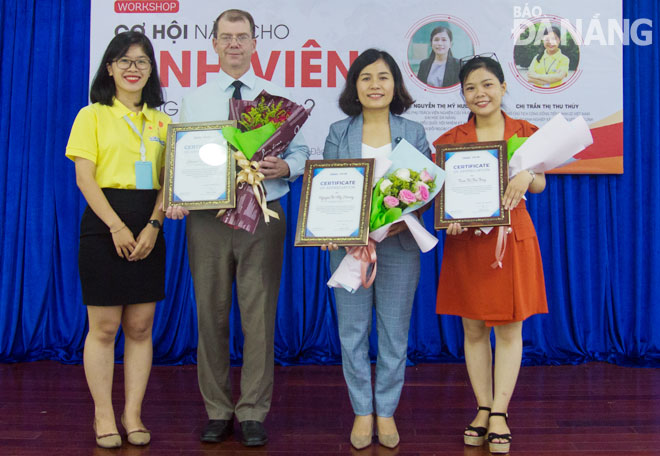 Đại diện cộng đồng tiếng Anh IZI Đà Nẵng trao hoa và chứng nhận cho các diễn giả tham gia buổi hội thảo.
