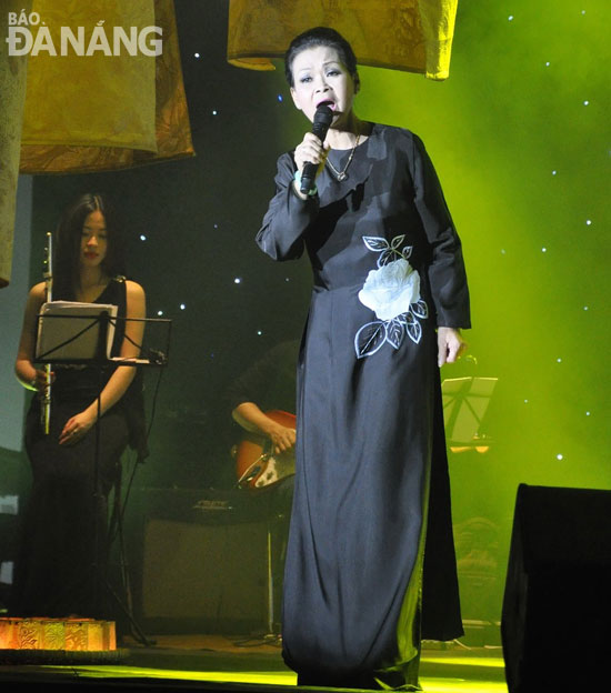 Danh ca Khánh Ly trên sân khấu Nhà hát Trưng Vương Đà Nẵng. Ảnh: Tú Phương 