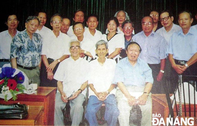 Nhóm Khuê Văn - Hà Nội: Hàng đầu từ trái qua là các nhà thơ: Trần Lê Văn, Trinh Đường và Huy Cận 