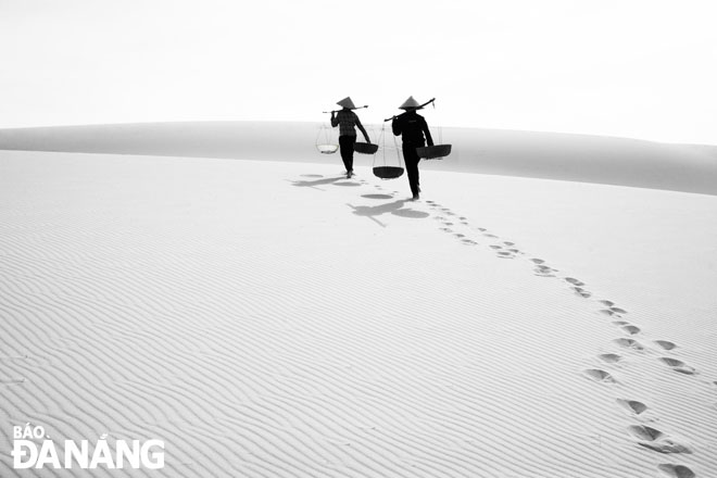  Băng qua miền cát. Ảnh: Nguyễn Mạnh Tuấn