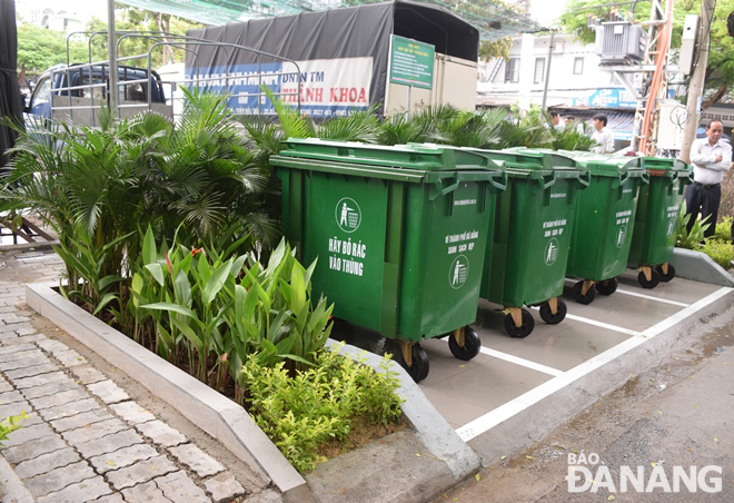 Điểm tập kết thùng rác kiểu mới đưa vào hoạt động thí điểm nhằm giảm thiểu ô nhiễm môi trường và tạo cảnh quan sạch, đẹp.