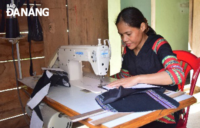 Việc khôi phục nghề dệt thổ cẩm sẽ làm thay đổi cuộc sống của người phụ nữ Cơ tu ở Hòa Bắc.