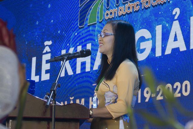 Bà Đào Thị Thư (63 tuổi) đại diện cho hơn 3.000 tân sinh viên phát biểu trong lễ khai giảng năm học mới của trường ĐH Văn Hiến.