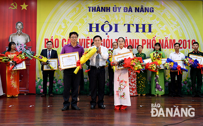 Phó Vụ trưởng Cơ quan Thường trực Ban Tuyên giáo Trung ương tại Đà Nẵng Hà Phước Thiều trao giải Nhì cho các thí sinh. Ảnh: ĐẶNG NỞ