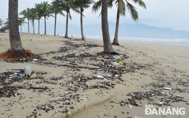 Tuy nhiên, nhiều rác vẫn đang tấp vào các bãi biển du lịch và hai bên các cống xả nước mưa.