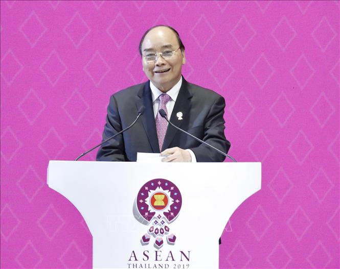 Thủ tướng Nguyễn Xuân Phúc phát biểu tại Lễ bế mạc Hội nghị Cấp cao ASEAN 35 và tiếp nhận vai trò Chủ tịch ASEAN của Việt Nam năm 2020. Ảnh: Thống Nhất/TTXVN