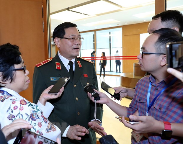 Đại biểu Quốc hội tỉnh Nghệ An Nguyễn Hữu Cầu trả lời phỏng vấn báo chí. (Ảnh: Trọng Đức/TTXVN)