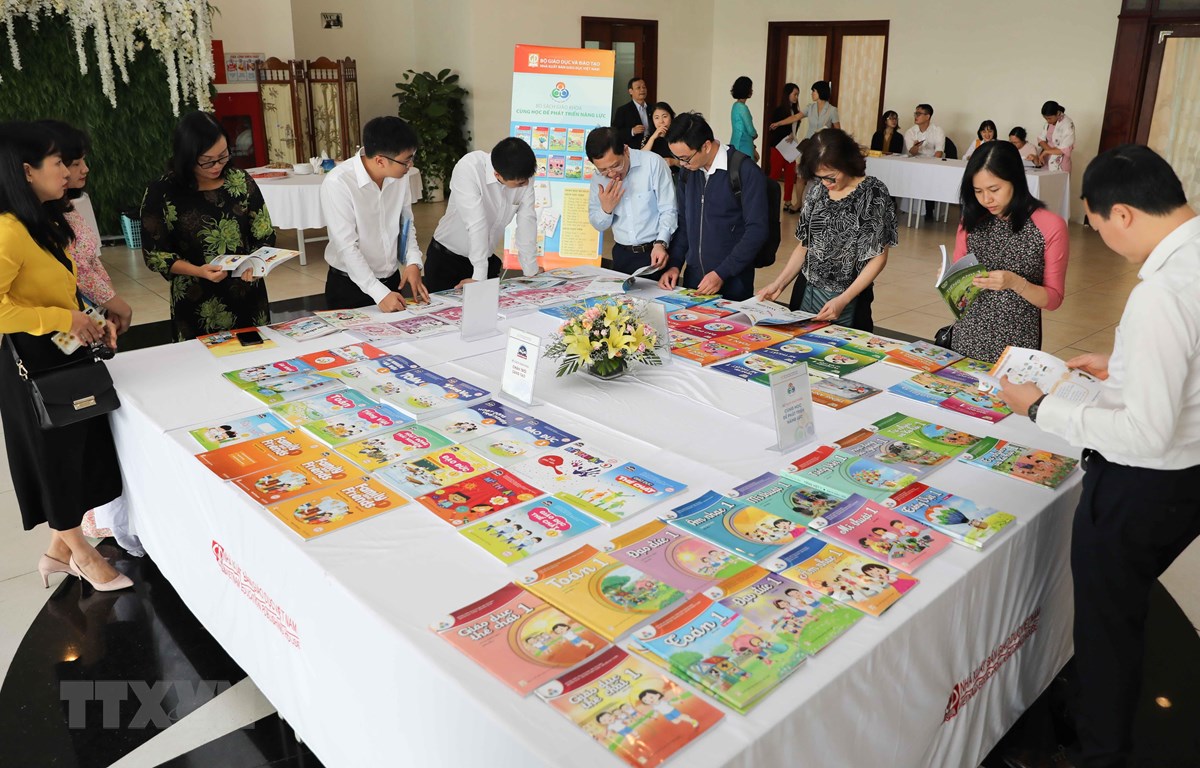 Các bản mẫu sách giáo khoa do Nhà xuất bản Giáo dục Việt Nam biên soạn được giới thiệu tại hội thảo. (Ảnh: Thanh Tùng/TTXVN)