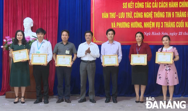 UBND quận Ngũ Hành Sơn khen thưởng các tập thể, cá nhân đoạt giải cao tại hội thi “Viết sáng kiến kinh nghiệm về công tác cải cách hành chính” năm 2019.