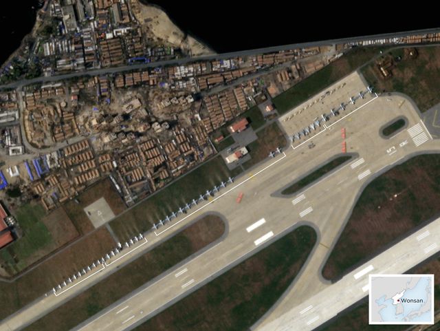 Ảnh vệ tinh chụp ngày 13-11 cho thấy hàng dài máy bay quân sự tại Wonsan, Triều Tiên (Ảnh: NPR)