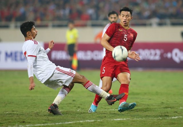 Đoàn Văn Hậu (right) competes for Việt Nam in the match against the UAE in the World Cup qualifier last Thursday. Photo thoidai.com.vn  Read more at http://vietnamnews.vn/sports/538552/hau-nominated-for-afc-youth-player-of-the-year.html#ZimeRv41O5MUESx4.99