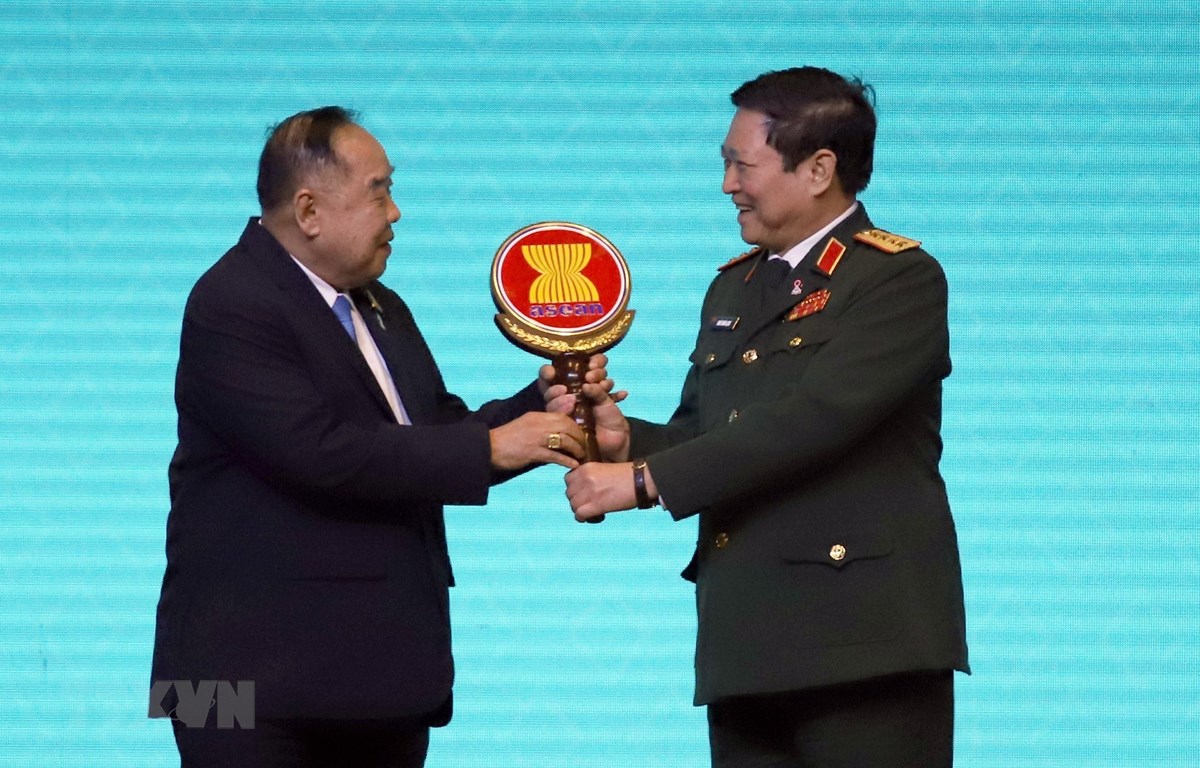 Đại tướng Ngô Xuân Lịch, Bộ trưởng Bộ Quốc phòng Việt Nam nhận biểu trưng vai trò Chủ tịch ADMM và ADMM+ 2020 từ Đại tướng Prawit Wongsuwan, Phó Thủ tướng Thái Lan. (Ảnh: Ngọc Quang-Hữu Kiên/TTXVN)