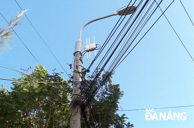 Khí hậu khắc nghiệt miền Trung ảnh hưởng không nhỏ đến các thiết bị phát sóng lắp đặt ngoài trời.  Trong ảnh: Thiết bị phát wifi lắp đặt tại quận Hải Châu.