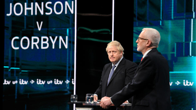 Thủ tướng Anh Boris Johnson (trái) và Chủ tịch Công đảng Jeremy Corbyn tranh luận trực tiếp trên truyền hình. Ảnh: Reuters