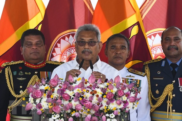 Tân Tổng thống Sri Lanka Gotabaya Rajapaksa (giữa) tuyên thệ nhậm chức. (Ảnh: AFP/TTXVN)