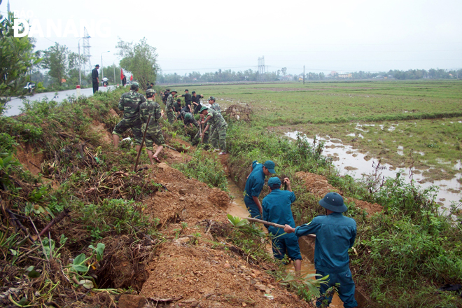 Lực lượng vũ trang huyện Hòa Vang đào mương thoát nước chống ngập lụt tại thôn Cẩm Toại Đông, xã Hòa Phong. (Ảnh do BCH Quân sự Hòa Vang cung cấp)