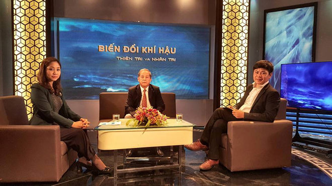Tiến sĩ Nguyễn Ngọc Huy (ngoài cùng bên phải) trong một chương trình truyền hình bàn về các vấn đề biến đổi khí hậu. (Ảnh trên trang facebook của nhân vật)