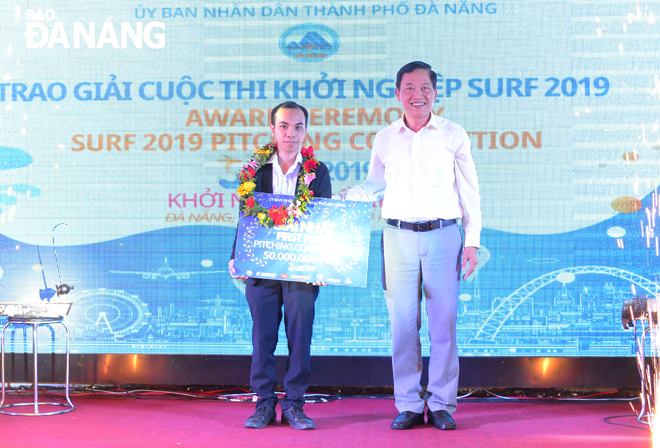 Lê Hoàng Anh – CEO Multi Việt Nam nhận giải nhất cuộc thi Pitching Competition - SURF 2019 với ý tưởng sản phẩm MultiGlass