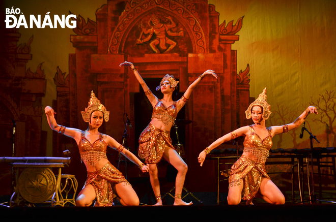 Here is a Cham Apsara dancing performance named ‘The Moon Comes over the Ancient Tower’.