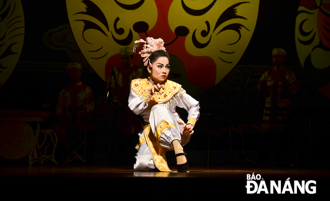 Seasoned artiste Thanh Tuyen is seen acting impressively in a popular excerpt ‘Nguyet Co Turns into a Fox”.
