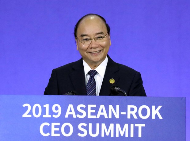 PM Nguyen Xuan Phuc addresses the ASEAN-RoK CEO Summit in Busan. (Photo: VNA)