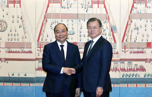 Prime Minister Nguyen Xuan Phuc (L) and  President of the Republic of Korea Moon Jae-in (Photo: VNA)