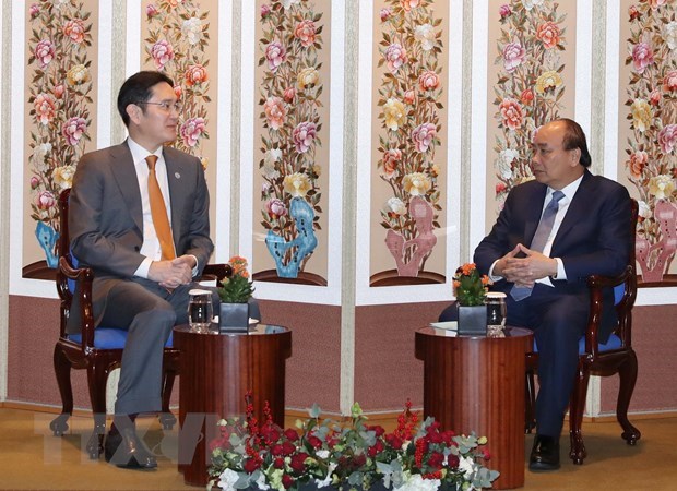 Prime Minister Nguyen Xuan Phuc (right) meets with Vice Chairman of Samsung Electronics Lee Jae-yong on November 28 as part of his official visit to the Republic of Korea (RoK). (Photo: VNA)
