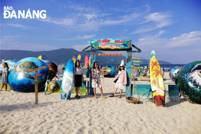 The Tho Quang - Man Thai coastal area is eyeing the chance to develop tourism services. In the photo is a view of a beverage selling area on the Man Thai Beach.