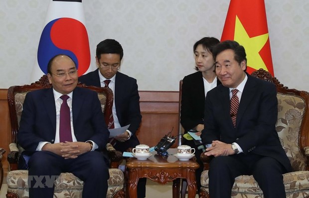 Prime Minister Nguyen Xuan Phuc (L) and RoK PM Lee Nak-yeon (Photo: VNA)