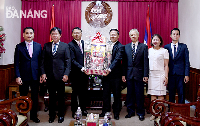 Vice Chairman Minh (3rd left) congratulating Laotian Consul General Viengxay Phommachanh on the 44th anniversary of Laos’ National Day (2 December).