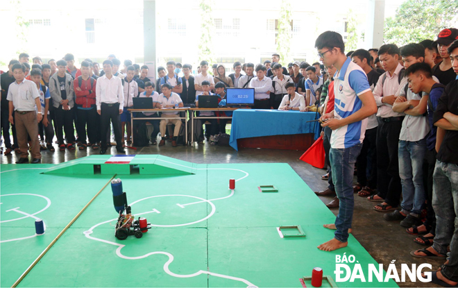 Các đội thi đang điều khiển robot đến đích chiến thắng.