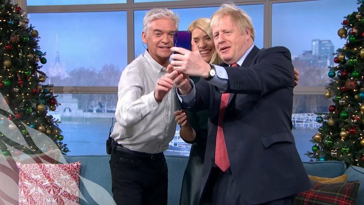 Thủ tướng Anh selfie bằng điện thoại Huawei