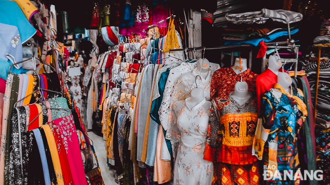 May áo dài cấp tốc ở chợ Hàn