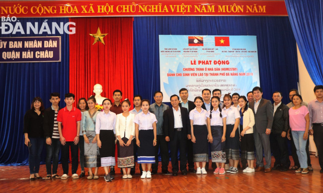 Representatives from the city authorities, the Laotian students, the Vietnamese families’ representatives posing for a group photo at the launch of the programme.
