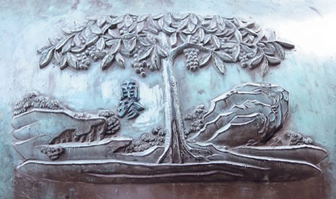 Hình tượng cây Nam trân (loòng-boong) được khắc ở tầng trên của Nhân đỉnh.