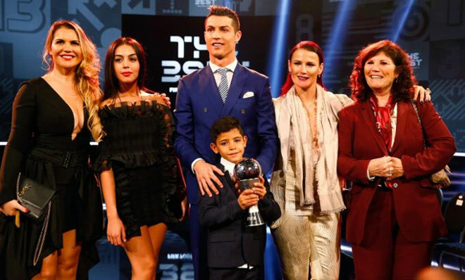 Katia (thứ hai từ phải sang) chia vui cùng C.Ronaldo và gia đình tại giải The Best 2016.  Ảnh: Reuters/VnExpress.net