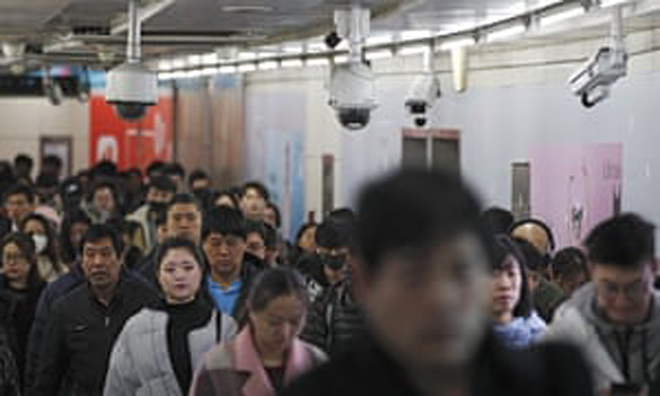 Camera giám sát tại một lối đi giữa hai ga tàu điện ngầm ở Bắc Kinh.