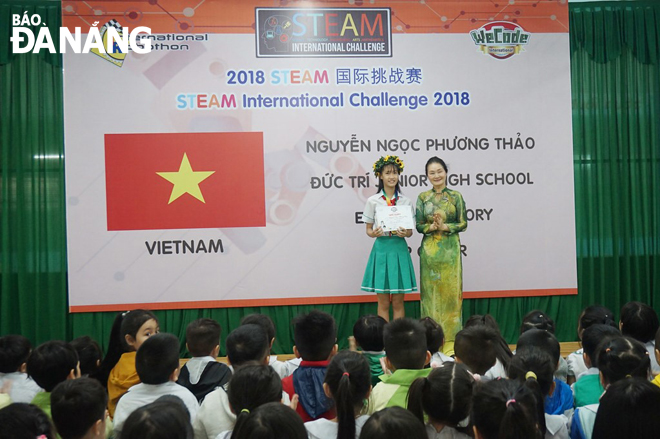 Nguyễn Ngọc Phương Thảo được nhà trường tuyên dương vì những thành tích nổi bật. Ảnh: Nhà trường cung cấp.