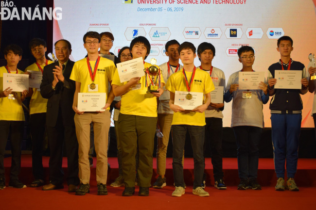 Đội Nhật Bản nhận giải nhất kỳ thi ICPC khu vực Châu Á.