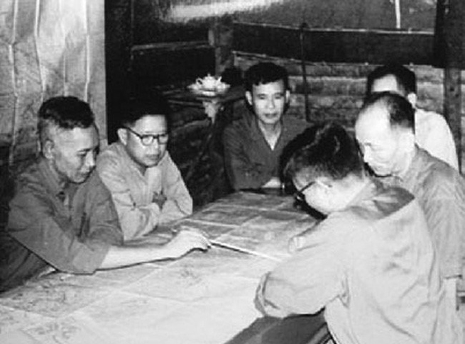 •        Cán bộ, chiến sỹ quân đội yêu mến gọi Đại tướng Lê Trọng Tấn là “Zukov của Việt Nam”, luôn đoàn kết, một lòng tin tưởng vào tài năng, đức độ, thông minh, sáng tạo, nhanh nhạy, quyết đoán của ông. (Ảnh: Tư liệu/TTXVN phát)