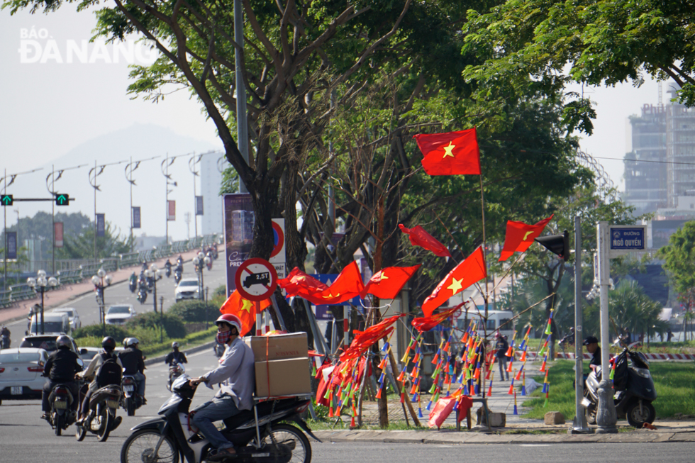 Màu cờ đỏ tung bay trên đường phố trước trận đấu. Ảnh: KHẢ THỊNH