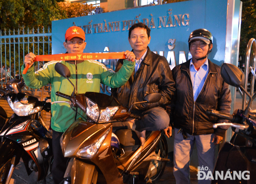 Những tài xế xe thồ trước Bệnh viện Đà Nẵng và Bệnh viện C hào hứng trước giờ bóng lăn. Ảnh: XUÂN SƠN