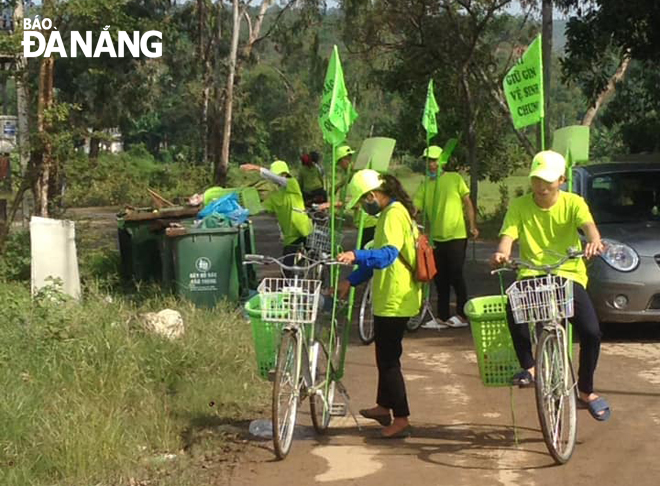 Mỗi tháng 2 lần, đoàn viên thanh niên xã Hòa Nhơn dọn rác và tuyên truyền về môi trường quanh các tuyến đường liên thôn.Ảnh: H.A